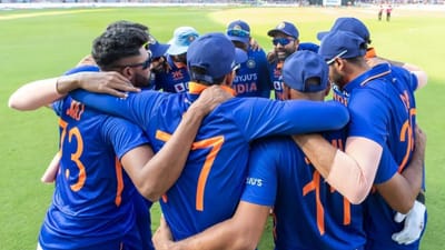 ભારત અને ઓસ્ટ્રેલિયા વચ્ચે ત્રણ વનડે મેચોની વનડે સિરીઝ હવે અંતિમ મેચમાં પહોંચી છે. સિરીઝની પ્રથમ વનડે મેચ મુંબઈમાં રમાઈ હતી અને જેમાં ભારતે જીત મેળવી હતી. જ્યારે બીજી વનડે મેચ વિશાખાપટ્ટનમમાં રમાઈ હતી અને જેને ઓસ્ટ્રેલિયાએ 10 વિકેટે જીતી લીધી હતી. આમ ચેન્નાઈમાં બુધવારે રમાનારી વનડે મેચ સિરીઝની નિર્ણાયક છે. આ મેચ સિરીઝ નક્કી કરશે. 