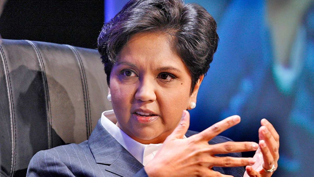 Indra Nooyi  ભારતીય-અમેરિકન ઈન્દ્રા નૂયી કોઈ અજાણી વ્યક્તિ નથી. જ્યારે પણ શક્તિશાળી અને સફળ મહિલાઓની વાત થાય છે ત્યારે ઈન્દ્રા નૂયીનું નામ પણ સામે આવે છે. તે પેપ્સિકોના પ્રમુખ અને ચીફ એક્ઝિક્યુટિવ ઓફિસર રહી ચૂક્યા છે. ઈન્દ્રા નૂયીને આટલી જ સફળતા એમજ મળી નથી. આ સફળતા પાછળ તેની મહેનત અને સમર્પણ છે. ચેન્નાઈમાં જન્મેલી અને ઉછરેલી ઈન્દ્રા નૂયીએ વર્ષ 1974માં મદ્રાસ ક્રિશ્ચિયન કૉલેજમાંથી વિજ્ઞાનમાં સ્નાતક થયા. બાદમાં તેણે યેલ યુનિવર્સિટીમાંથી પબ્લિક મેનેજમેન્ટમાં પોસ્ટ ગ્રેજ્યુએશનની ડિગ્રી મેળવી અને પછી IIM, કોલકાતામાંથી ફાઇનાન્સ અને માર્કેટિંગમાં માસ્ટર ડિગ્રી મેળવી. પેપ્સીમાં જોડાતાં પહેલાં, ઇન્દ્રા નૂયીએ મોટોરોલા અને એશિયા બ્રાઉન બોવેરી જોન્સન એન્ડ જોન્સન જેવી અનેક કંપનીઓમાં વરિષ્ઠ હોદ્દા પર હતા. નૂયી 2001માં પેપ્સીના પ્રમુખ બન્યા હતા. ઈન્દ્રા નૂયીને બિઝનેસના ક્ષેત્રમાં તેમની ઉત્કૃષ્ટ સિદ્ધિઓ અને ભારતીય કોર્પોરેટ નેતૃત્વ માટે પ્રેરણારૂપ બનવા બદલ પ્રતિષ્ઠિત 'પદ્મ ભૂષણ'થી પણ સન્માનિત કરવામાં આવ્યા હતા. તેઓ તેમની સફળ અને કુશળ વ્યવસાય નીતિઓ માટે પણ વિશ્વભરમાં જાણીતા છે કારણ કે તેમના નેતૃત્વ હેઠળ તેમની કંપનીએ અબજો ડોલરના મહત્વના સોદા કર્યા છે.