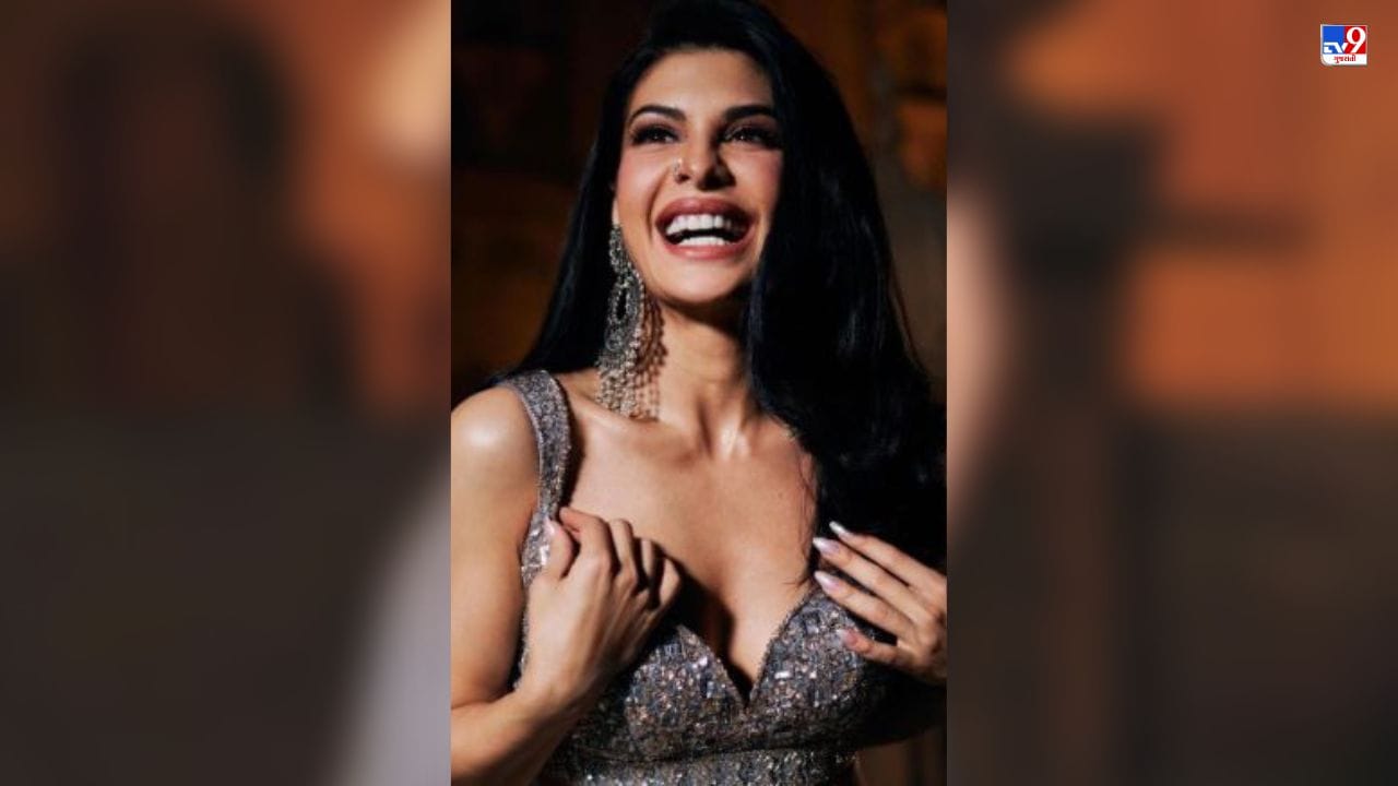 જેકલીન એક તસવીરમાં કિલર સ્માઈલ પણ આપી રહી છે, જે તેની ચાંદ જેવી સુંદરતામાં વધુ વધારો કરી રહી છે. આ લુક દ્વારા જેક્લીને તેના ફેન્સને ક્રેઝી કર્યા છે. તેની સ્ટાઈલ ફેન્સને ખૂબ જ પસંદ આવી રહી છે. દરેક કોમેન્ટ્સ સેક્શનમાં જોરદાર પ્રતિક્રિયા આપી રહ્યા છે.