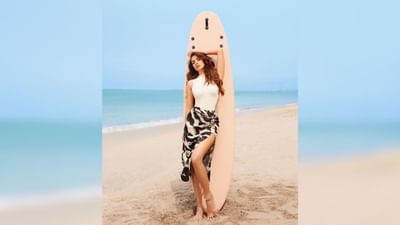 કિયારા અડવાણીએ તેના લેટેસ્ટ ફોટોશૂટની તસવીરો શેયર કરી છે. લગ્ન પછી એક્ટ્રેસ બીચ ગર્લ બની ગઈ છે અને તેણે દરિયા કિનારે તેના લેટેસ્ટ ફોટોશૂટની તસવીરો શેયર કરી છે. આમાં તે વ્હાઈટ બોડીકોન ડ્રેસમાં પોઝ આપતી જોવા મળી રહી છે. કિયારાએ તેના વાળ ખુલ્લા રાખ્યા છે અને તે લાઈટ મેકઅપમાં છે. (Credit - Instagram)