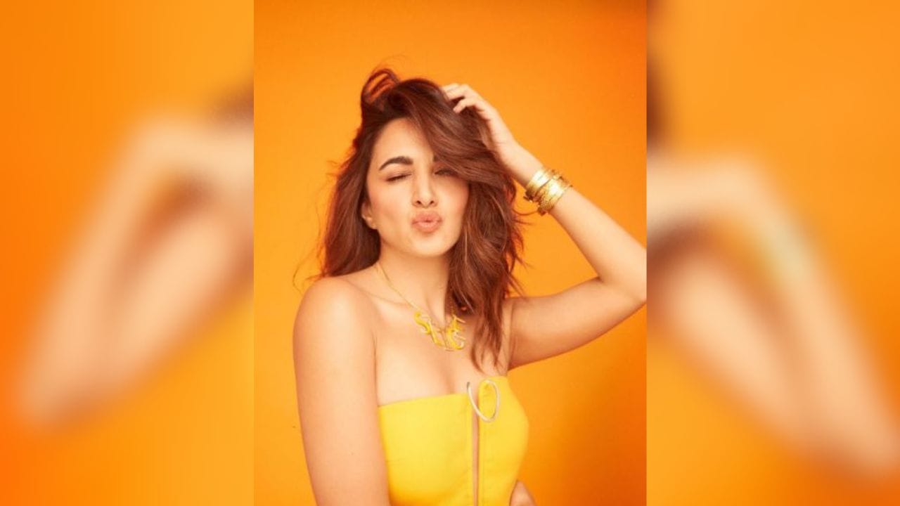 કિયારા પોતાની લેટેસ્ટ તસવીરોથી સોશિયલ મીડિયા પર ધૂમ મચાવી રહી છે. કિયારાએ ખૂબ જ સુંદર પીળા રંગનો ડ્રેસ પહેર્યો છે, જેમાં કિયારા ખૂબ જ આકર્ષક અને બોલ્ડ લાગી રહી છે.