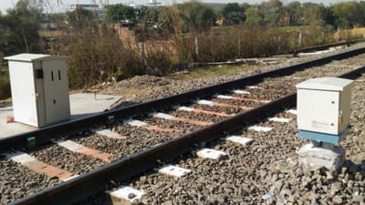 રેલવે ટ્રેક પર ફીટ કરાયેલા આ એલ્યુમિનિયમ બોક્સને એક્સલ કાઉન્ટર બોક્સ કહેવામાં આવે છે. આ બોક્સ 4 થી 5 કિલોમીટરના અંતરે ટ્રેક પર લગાવવામાં આવ્યા છે. આ બોક્સની અંદર સ્ટોરેજ ડિવાઈસ લગાવવામાં આવે છે, જે ટ્રેનના ટ્રેક સાથે જોડાયેલ હોય છે.