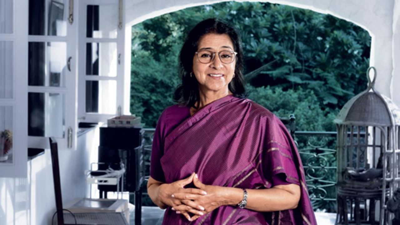 Naina Lal Kidwai નૈના લાલ કિડવાઈનો પણ ભારતની સૌથી પ્રખ્યાત અને સફળ મહિલાઓમાં સમાવેશ થાય છે. નૈના લાલ કિડવાઈ વ્યવસાયે ચાર્ટર્ડ એકાઉન્ટન્ટ છે અને ભારતમાં HSBC બેંકના વડા રહી ચૂક્યા છે. તે FICCI ના પ્રમુખ પણ છે. ઉપરાંત, તે ઘણી બેંકોમાં મહત્વપૂર્ણ હોદ્દા પર રહ્યા છે. તે ભારતમાં વિદેશી બેંક ચલાવનાર પ્રથમ ભારતીય મહિલા છે. દિલ્હી યુનિવર્સિટીમાંથી અર્થશાસ્ત્રમાં સ્નાતક થયા બાદ નૈનાએ હાર્વર્ડ બિઝનેસ સ્કૂલમાંથી એમબીએ કર્યું. નૈના લાલ કિડવાઈએ તેમના જીવનમાં અન્ય ઘણા મહત્વપૂર્ણ પદો પર પણ કામ કર્યું છે. તેઓ એએનજી ગ્રિન્ડલેસમાં ઈન્વેસ્ટમેન્ટ બેન્કિંગના વડા, જેએમ મોર્ગન સ્ટેનલીના વાઇસ પ્રેસિડેન્ટ, હાર્વર્ડ બિઝનેસ સ્કૂલમાં વૈશ્વિક સલાહકાર, નેસ્લે એસએના નોન-એક્ઝિક્યુટિવ ડિરેક્ટર, ભારતના ઓડિટર જનરલ વગેરે રહી ચૂક્યા છે. ઉદ્યોગ અને વેપાર ક્ષેત્રે તેમના ઉત્કૃષ્ટ યોગદાન બદલ ભારત સરકારે તેમને 'પદ્મ શ્રી' પુરસ્કારથી સન્માનિત કર્યા છે.