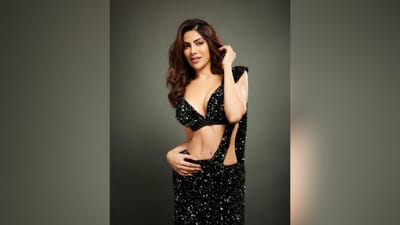 ટીવી એક્ટ્રેસ નિક્કી તંબોલી સોશિયલ મીડિયા સેન્સેશન છે અને એક્ટ્રેસ દરરોજ તેના નવા આઉટફિટ્સના ફોટા શેયર કરતી રહે છે. નિક્કીએ હાલમાં જ તેના કેટલાક લેટેસ્ટ ફોટો શેયર કર્યા છે જેમાં તે બ્લેક આઉટફિટમાં જોવા મળી રહી છે. તેની તસવીરો સોશિયલ મીડિયા પર વાયરલ થઈ રહી છે. (Credit - Instagram)