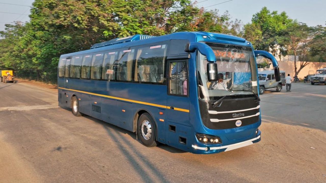 TSRTC સાથે Olectraનું જોડાણ માર્ચ 2019માં 40 ઈ-બસ સાથે શરૂ થયું હતું. આ ઈ-બસો એરપોર્ટથી હૈદરાબાદના વિવિધ સ્થળોએ દોડી રહી છે. બરાબર ચાર વર્ષ પછી માર્ચ 2023માં, Olectra એ TSRTC સાથે ફરી એકવાર 550 ઈ-બસો માટે ભાગીદારી કરી છે. 
