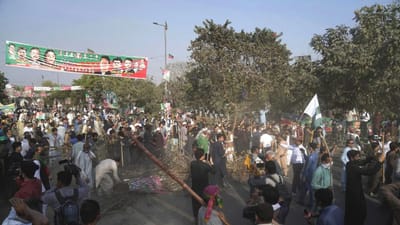 ન તો પાકિસ્તાનની આર્થિક સ્થિતિ સારી છે કે ન તો રાજકીય સ્થિતિ. લાહોર છેલ્લા 14 કલાકથી યુદ્ધનું મેદાન બની ગયું છે. પોલીસ અને પૂર્વ વડાપ્રધાન ઈમરાન ખાનના સમર્થકો વચ્ચે લડાઈ ચાલી રહી છે. જમાન પાર્ક, જ્યાં ઈમરાન ખાનનું રહેઠાણ છે, પોલીસે ફરીથી ઘેરાબંધી શરૂ કરી છે. ઈમરાનની ધરપકડ કરવા પહોંચેલી પોલીસ સાથે તેના સમર્થકોનું ઘર્ષણ થઈ રહ્યું છે. જેમા પોલીસ અને ઇમરાન ખાનના સમર્થકો બંને પક્ષો ઘાયલ થયા હતા. જુઓ લાહોરમાં થયેલા હંગામાની તસવીરો.