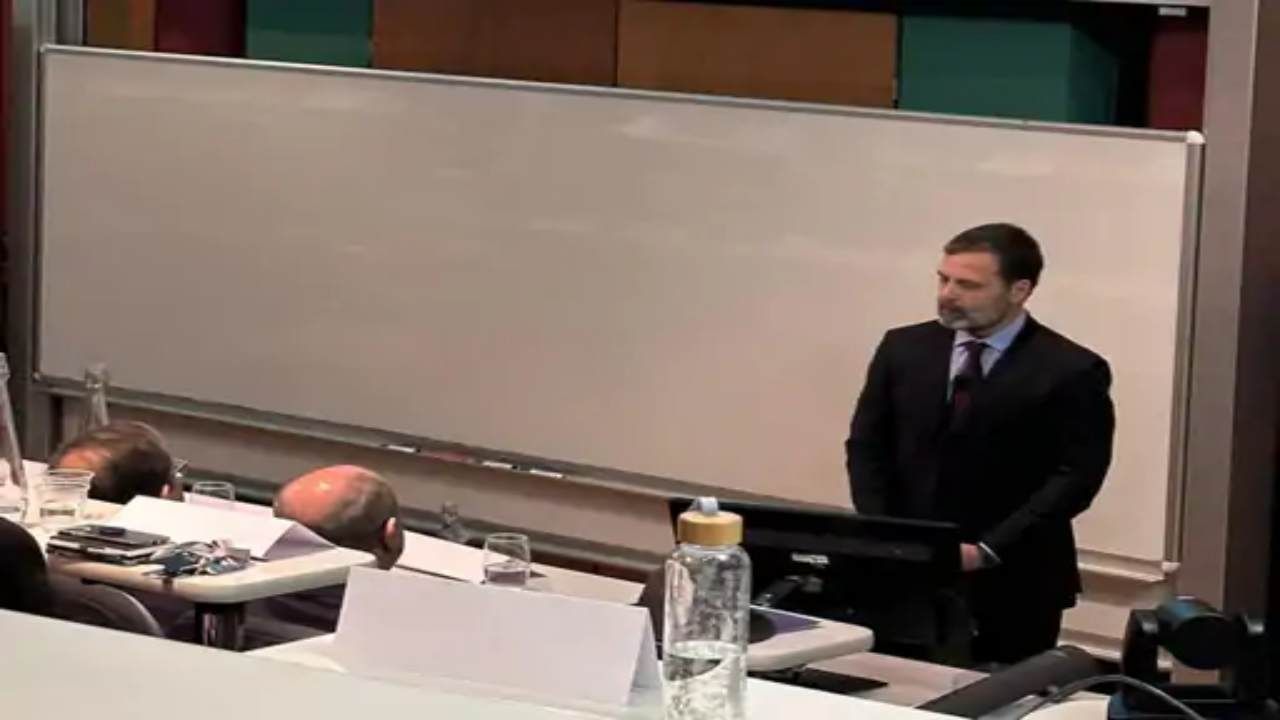 Congress leader Rahul Gandhi arrived on a 7-day visit to Britain on Tuesday.  He will deliver a speech at Cambridge University's business school here today.  During this speech, Rahul Gandhi will also share his experiences of the Join India Yatra.  According to reports, Rahul Gandhi will also address NRIs here.  Rahul has reached Cambridge in a new look.  A fan shared a photo with him.  In this, Rahul is seen in a set beard, coat and tie.  Almost 6 months after the Bharat Jodo Yatra that started on 7 September 2022, Rahul's look seems to have changed.