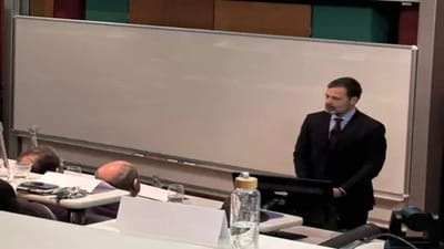 કોંગ્રેસના નેતા રાહુલ ગાંધી મંગળવારે 7 દિવસના બ્રિટન પ્રવાસે પહોંચ્યા હતા. તેઓ આજે અહીં કેમ્બ્રિજ યુનિવર્સિટીની બિઝનેસ સ્કૂલમાં ભાષણ આપશે. આ ભાષણ દરમિયાન રાહુલ ગાંધી ભારત જોડો યાત્રાના અનુભવો પણ શેર કરશે. અહેવાલો અનુસાર રાહુલ ગાંધી અહીં NRIને પણ સંબોધિત કરશે. રાહુલ નવા લુકમાં કેમ્બ્રિજ પહોંચ્યા છે. એક ચાહકે તેની સાથે એક ફોટો શેર કર્યો છે. આમાં રાહુલ સેટ દાઢી, કોટ અને ટાઈમાં જોવા મળી રહ્યા છે. 7 સપ્ટેમ્બર 2022 ના રોજ શરૂ થયેલી ભારત જોડો યાત્રાના લગભગ 6 મહિના પછી, રાહુલનો લુક બદલાઈ ગયો હોય તેવું લાગે છે.