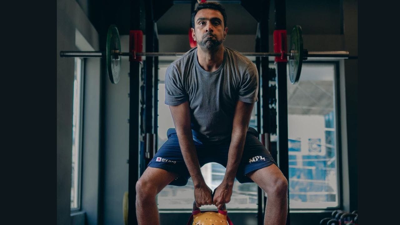 અનિલ કુંબલેએ ઓસ્ટ્રેલિયા સામે ટેસ્ટ ક્રિકેટમાં 111 વિકેટ લીધી હતી. જ્યારે આર અશ્વિન 107 વિકેટ સાથે બીજા નંબર પર છે. આ બંને સિવાય અન્ય કોઈ ભારતીય બોલરે આ ટીમ સામે 100થી વધુ વિકેટ લીધી નથી.