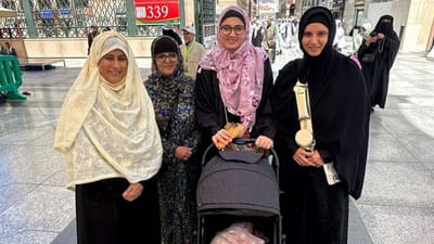 રમઝાન મહિના પહેલા ઉમરાહ કરવા માટે ઘણી સેલિબ્રિટીઓ મક્કા પહોંચી ગઈ છે. ભારતની ટેનિસ ક્વીન સાનિયા મિર્ઝા પણ તેના સમગ્ર પરિવાર સાથે ઉમરાહ કરવા માટે મદીના પહોંચી છે. સાનિયાએ હાલમાં જ પોતાની ટેનિસ કારકિર્દીને અલવિદા કહી દીધું છે.  