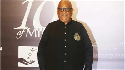 
બોલિવૂડમાં 40 વર્ષની કારકિર્દી દરમિયાન 100થી વધુ ફિલ્મોમાં કામ કરનાર સતીશ કૌશિક હવે આ દુનિયામાં નથી. અભિનેતા હોવા ઉપરાંત સતીશ કૌશિક દિગ્દર્શક અને પટકથા લેખક પણ હતા. એક દિવસ પહેલા તે તેમના મિત્રો સાથે હોળીની ઉજવણી કરી રહ્યા હતા અને ગઈકાલે રાત્રે તેમનું ગુરુગ્રામમાં મૃત્યુ થયું હતું. સતીશ કૌશિકના આકસ્મિક નિધનથી દરેક ફેન્સ દુઃખી છે.