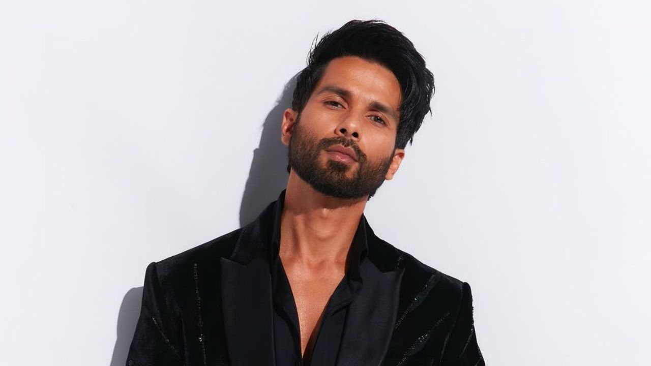 શાહિદ કપૂર - ઘણાં વર્ષોથી શાહિદ કપૂર વેજિટેરિયન છે. એક્ટરે એક "લાઈફ ઈઝ ફેયર" નામની બૂક વાંચી હતી, ત્યારબાદ એક્ટરે નોન વેજ છોડી દીધું.