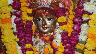 માતા શૈલપુત્રી મંદિર, કાશી શૈલપુત્રી એટલે હિમાલયની પુત્રી. એવું માનવામાં આવે છે કે શૈલપુત્રી જન્મ પછી કાશી આવી અને અહીં સ્થાયી થયા. નવ દુર્ગાના પ્રથમ સ્વરૂપ માતા શૈલપુત્રીનું પ્રાચીન મંદિર કાશીના ઘાટ પર આવેલું છે.