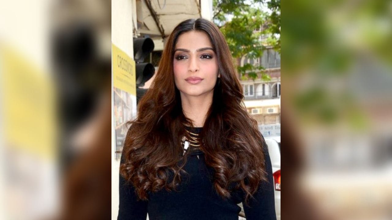 સોનમ કપૂર - સોનમ કપૂર પોતાની ફેશન સેન્સને કારણે ચર્ચામાં રહે છે. તમને જણાવી દઈએ કે એક્ટ્રેસને વેજ ખાવાનું જ પસંદ છે.