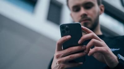 
Apple કંપનીએ તેના યુઝર્સ માટે તેની વેબસાઇટ પર એક પેજ બનાવ્યું છે, જેના પર તે આઈફોનની બેટરીની લાઈફ વધારવા માટેની ટિપ્સ વિશેની માહિતી શેર કરે છે. ચાલો જાણીએ કે તમે કેવી રીતે iPhoneમાં બેટરી લાઈફ વધારી શકો છો. આ માટે નીચે મુજબના સ્ટેપ્સ ફોલો કરો.