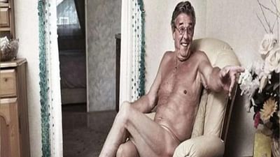 બ્રિટનના એક ગામ સ્પીલપ્લાટ્લમાં એક અનોખી પરંપરા છે. આ ગામમાં નાનાથી લઈને મોટા લોકો કપડા વગર રહે છે. આ ગામના લોકો 90 વર્ષથી આ પરંપરા પાળે છે.