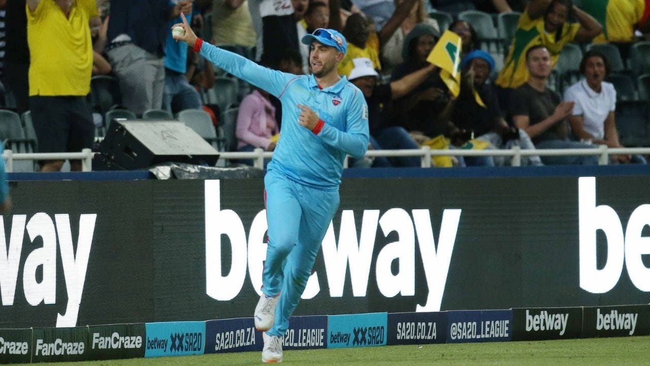 બેંગ્લોર ટીમનો નવો ખેલાડી વિલ જેક્સ બહાર થયો છે. પાર્ટ ટાઈમ ઓફ સ્પિન બોલિંગ કરતો જેક્સ તોફાની બેટર છે. પરંતુ ટીમમાં નવો સામેલ થયેલ આ ખેલાડીને ગત વર્ષે ઓક્શનમાં ખરીદ્યો હતો. જોકે ઈજાને લઈ હવે આઈપીએલની ટૂર્નામેન્ટથી બહાર થવા મજબૂર બન્યો છે. 