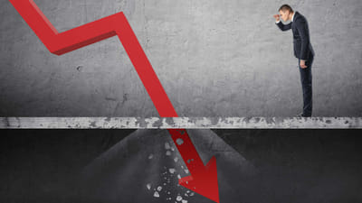 અદાણી ગ્રુપની તમામ 10 કંપનીઓના શેરમાં મોટો ઘટાડો જોવા મળ્યો છે. આ ઘટાડો 7 ટકાથી વધુ જોવા મળ્યો છે. જેના કારણે અદાણી ગ્રુપની માર્કેટ કેપમાં ઘટાડો થયો છે. અદાણી એન્ટરપ્રાઇઝને સૌથી વધુ નુકસાન થયું છે. નિષ્ણાતોના મતે શેરબજારનું સેન્ટિમેન્ટ પહેલેથી જ ખરાબ છે. બીજી તરફ સોમવારે સંસદમાં અદાણીની કંપનીઓ પર પૂછવામાં આવેલા પ્રશ્નો પર સરકારે આપેલા જવાબોએ આગમાં તેલ ઉમેર્યું છે. આ કારણે અદાણી ગ્રુપના માર્કેટ કેપને 44 હજાર કરોડ રૂપિયાથી વધુનું નુકસાન થયું છે. 