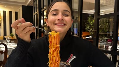 બોલિવૂડ અભિનેત્રી આલિયા ભટ્ટ હવે ત્રીસમાં વર્ષમાં પ્રવેશી ચૂકી છે. અભિનેત્રી ગુરુવારે 30 વર્ષની થઈ છે. આ અવસર પર તેણે કેટલાક ફોટો શેર કર્યા છે જેમાં તે પતિ રણબીર કપૂર સાથે એન્જોય કરતી જોવા મળી રહી છે. (ફોટો ક્રેડિટ- ઇન્સ્ટાગ્રામ)