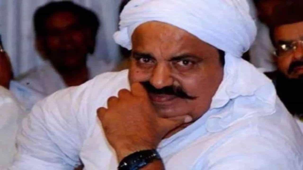 પ્રયાગરાજમાં અતીક અહેમદના ઘર પર તંત્રનું બુલડૉઝર ફરી વળ્યું, જુઓ Video