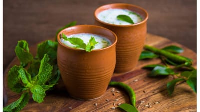 એસિડિટી સામે મળશે રક્ષણ - છાશનું સેવન કરવાથી એસિડિટી સામે લડવામાં મદદ મળે છે. કાળા મરી જેવા મસાલા છાશમાં ઉમેરીને તમે એસિડિટી સામે રક્ષણ કરે તેવા ગુણધર્મોમાં વધારો કરી શકો છો. 