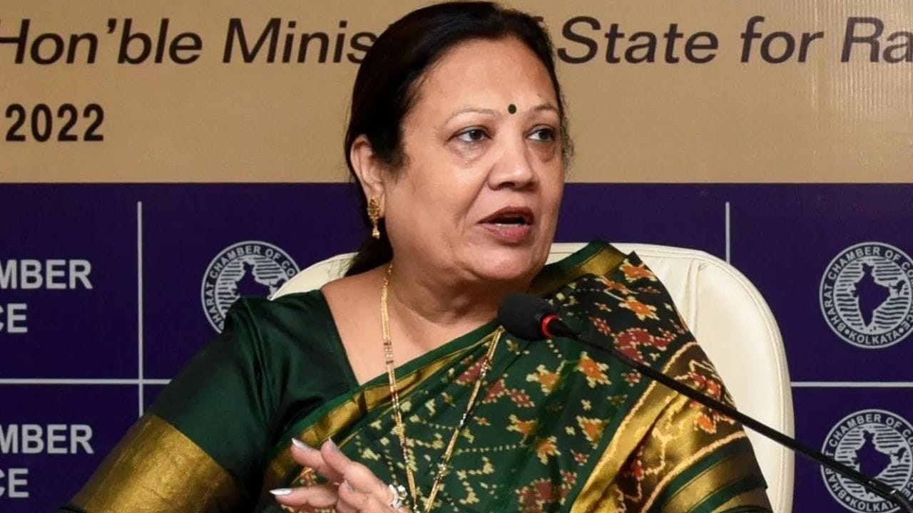 darshana jardosh -  દર્શના જરદોશ એક ભારતીય રાજકારણી છે અને કેન્દ્રીય રેલ્વે રાજ્ય મંત્રી અને કેન્દ્રીય કાપડ રાજ્ય મંત્રી તરીકે સેવા આપે છે. તેણી લોકસભામાં ગુજરાતના સુરત મતવિસ્તારનું પ્રતિનિધિત્વ કરે છે. તે ભારતીય જનતા પાર્ટી (BJP)ના સભ્ય છે અને 2009થી સતત ત્રણ વખત 15મી, 16મી અને 17મી લોકસભામાં ચૂંટાઈ આવી છે. દર્શના જરદોશનો જન્મ 21 જાન્યુઆરી 1961ના રોજ સુરત થયો હતો. તેમણે સર કે.પી. કોલેજ ઓફ કોમર્સ, સુરતમાંથી બી.કોમ. (અર્થશાસ્ત્ર અને બેંકિંગ) અને NIITમાંથી કોમ્પ્યુટરમાં સર્ટિફિકેટ કોર્સ કર્યો છે. તેમને બે પુત્રો છે. 2009ની સામાન્ય ચૂંટણી જીત્યા પછી તેણીએ 2014ની લોકસભા ચૂંટણી સુરતમાંથી 5,33,190 મતોના ઐતિહાસિક માર્જિન સાથે જીતી હતી, જે ઈન્દિરા ગાંધી પછી ભારતીય ચૂંટણી ઈતિહાસમાં કોઈપણ મહિલા સંસદસભ્ય માટે સૌથી મોટી જીત છે. તેઓ 76.6% વોટ શેર સાથે જીત્યા જે 2014ની ચૂંટણી માટે રેકોર્ડ છે. તેઓ 2019ની લોકસભા ચૂંટણીમાં સુરતમાંથી સંસદ સભ્ય તરીકે ફરી ચૂંટાયા હતા. તેમણે મોદી કેબિનેટના વિસ્તરણ દરમિયાન 7 જુલાઈ 2021ના રોજ રાજ્યમંત્રી તરીકે શપથ લીધા હતા.