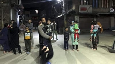 મંગળવારની રાત ભારત સહિત વિશ્વના ઘણા દેશો માટે આતંકની રાત બની ગઈ. 6.6ની તીવ્રતાના ભૂકંપના કારણે દિલ્હી-NCR સહિત ભારતના ઘણા રાજ્યોના લોકોને રસ્તા પર આવવાની ફરજ પડી હતી. ભૂકંપનું કેન્દ્ર અફઘાનિસ્તાનના ફૈઝાબાદથી 133 કિમી દક્ષિણપૂર્વમાં હતું. રિક્ટર સ્કેલ પર તેની તીવ્રતા 6.6 હતી. ( ફોટો ક્રેડિટ- ગુગલ )