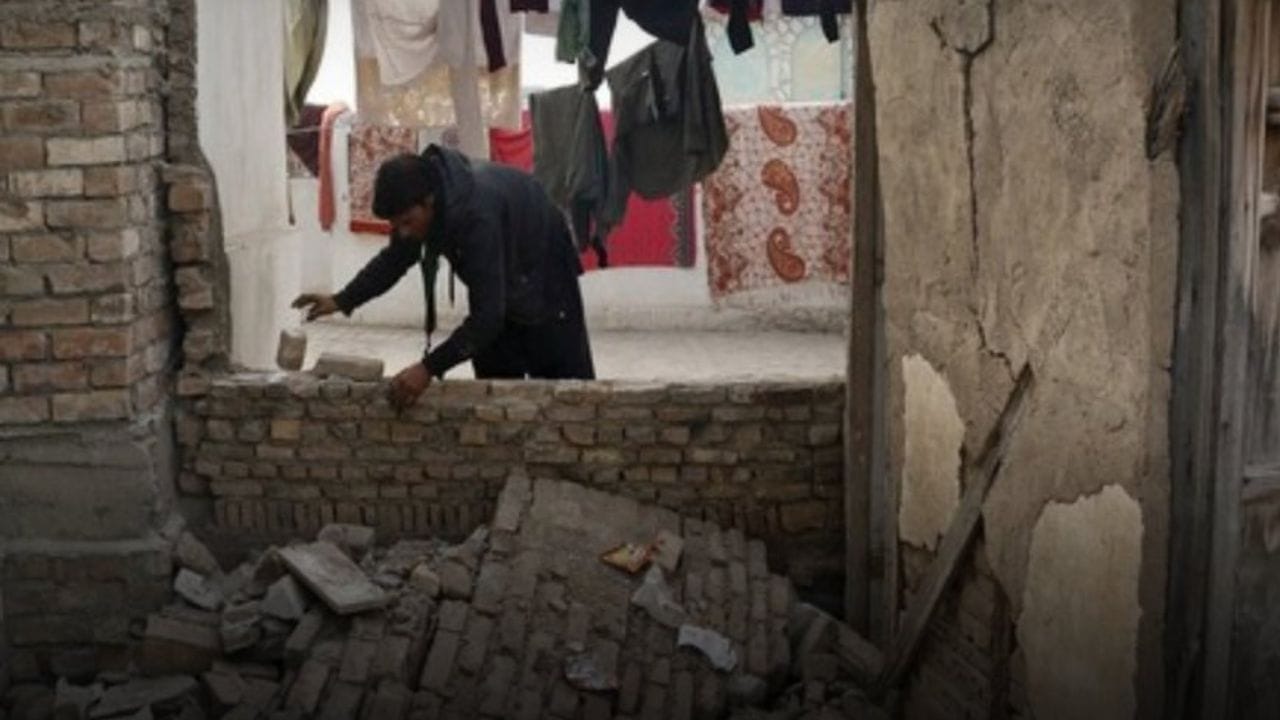 અફઘાનિસ્તાનમાં ભૂકંપના કેન્દ્રબિંદુમાં જાનમાલના નુકસાનના કોઈ સમાચાર નથી પણ ભૂંકપી આચંકાના કારણે કાચા મકાનોની દિવાલો ધરાશયિ થઈ છે તેમજ લોકોના મકાનોમાં તિરાડો પણ પડી ગઈ હોવાની માહિતી મળી રહી છે.  ( ફોટો ક્રેડિટ- ગુગલ )