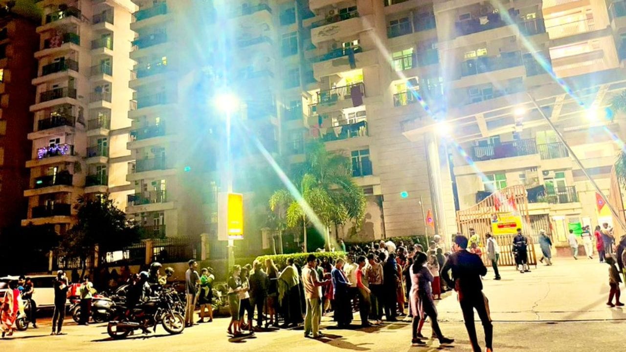 ભારત પર અવાર નવાર આવી રહેલ ભૂકંપના આચંકા મોટા ખતરાનો શંકેત છે કે કેમ? કારણ કે છેલ્લા 38 દિવસમાં ભારતની ધરતી 10 વખત ધ્રૂજી છે. ગઈ કાલે આવેલો ભૂકંપ આ 38 દિવસમાં સૌથી આવેલ ભૂંકપ કરતા વધુ ખતરનાક હતો.  ( ફોટો ક્રેડિટ- ગુગલ )