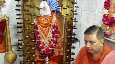 અમદાવાદના ખાડિયા વિસ્તારમાં દેસાઈની પોળમાં ચમત્કારિક શ્રી હનુમાનજીનું મંદિર આવેલું છે, આ હનુમાનજીનું મંદિર આશરે 150 વર્ષ જૂનું અને પ્રાચીન મંદિર છે. આ મંદિર વિશે લોકોમાં એક અનોખી માન્યતા રહેલી છે. આ મંદિરમાં વિદેશ જવાની ઘેલચ્છા ધરાવતા લોકો વધારે આવે છે. કારણ કે આ મંદિર વિદેશના વિઝાની માન્યતા માટે પ્રસિદ્ધ છે. 