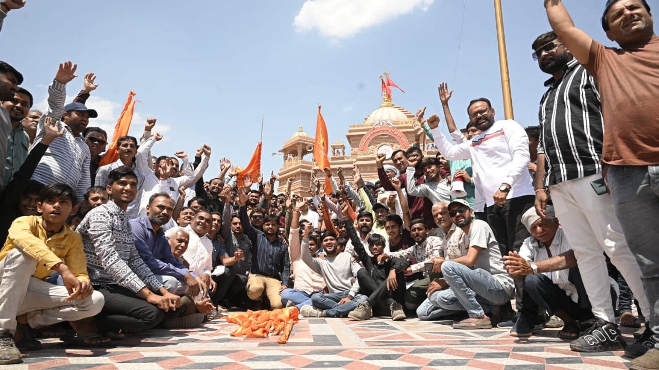 આ બાઇક રેલી બપોરે 1:૦૦ કલાકે મંદિરના પરિસરમાં પરત ફરી હતી. તેમજ પ.પૂ.શાસ્ત્રી સ્વામી હરિપ્રકાશદાસજી (અથાણાવાળા) દ્વારા હરિભક્તોને રૂડા આશીર્વાદ આપ્યા હતા. અને, સાળંગપુરધામ ખાતે “શ્રી હનુમાન જયંતિ”, તથા ગુજરાતના સૌથી મોટા “શ્રી કષ્ટભંજનદેવ ભોજનાલય” તથા “કિંગ ઓફ સાળંગપુર-દિવ્ય અનાવરણ” ઉદ્ઘાટન મહોત્સવમાં પધારવા આમંત્રણ પાઠવાયું હતું. 