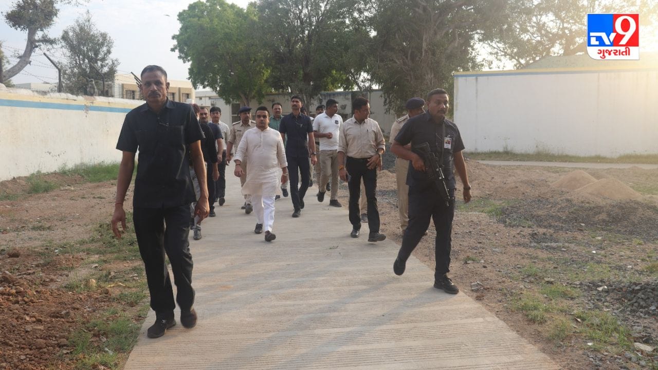 ગૃહ પ્રધાન હર્ષ સંધવીએ અમદાવાદની સાબરમતી મધ્યસ્થ જેલની ઓચિંતી મુલાકાત લીધી હતી. તેમને 2 કલાકથી વધુ સમય મધ્યસ્થ જેલમાં પસાર કર્યો હતો. જેમાં તેમને જેલની અલગ અલગ બેરેક ઉપરાંત રસોઈ ઘર અને જેલની હોસ્પિટલ સહિત સમગ્ર જેલ વ્યવસ્થાઓ તથા કેદીઓને અપાતી સુવિધાઓનું પણ સ્વનિરીક્ષણ કર્યું હતું.