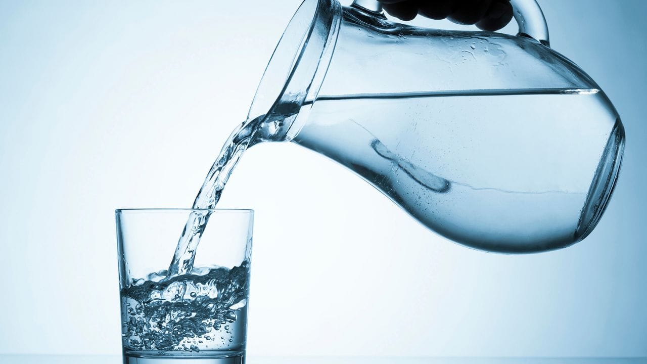 
કયાકે પાણી પીવું જોઈએ ? - સૂવાના લગભગ 1 કે 2 કલાક પહેલાં પાણી પીવો અને જેથી કરીને જો તમારે પેશાબ કરવો પડે તો તે કર્યા પછી તમે આરામથી સૂઈ શકો. આનાથી તમારી રાતની ઊંઘ પર કોઈ અસર નહીં પડે અને તમે સ્વસ્થ રહેશો.