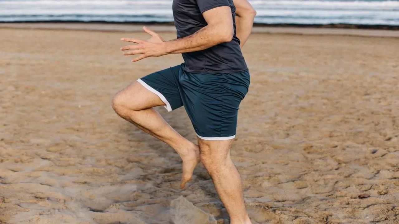 
High Knee Running : આ કસરતમાં તમે એક જગ્યા પર રહીને ભાગી શકો છો. આ કસરત દરમિયાન તમારા હાથ અને પગને ઉપર નીચે કરતા રહો. (Photo: Freepik)
