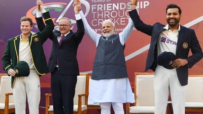 બોર્ડર ગાવાસ્કર ટ્રોફી 2023 ની અંતિમ ટેસ્ટ મેચ આજે 9 ફેબ્રુઆરીથી અમદાવાદના નરેન્દ્ર મોદી સ્ટેડિયમમાં શરુ થઈ ગઈ છે. સ્ટેડિયમમાં આજે પ્રથમ દિવસની શરુઆતે ભારતના વડાપ્રધાન નરેન્દ્ર મોદી અને ઓસ્ટ્રેલિયાના વડા પ્રધાન એન્થોની અલ્બેનીઝ પણ ઉપસ્થિત રહ્યા હતા. ભારત ટેસ્ટ સિરીઝમાં 2-1 થી આગળ છે.