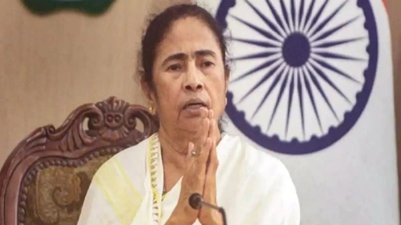 mamata banerjee  મમતા બેનર્જી (બંગાળ 5 જાન્યુઆરી, 1955) ભારતના પશ્ચિમ બંગાળ રાજ્યના વર્તમાન મુખ્ય પ્રધાન અને રાજકીય પક્ષ તૃણમૂલ કોંગ્રેસના વડા છે. લોકો તેને દીદી (મોટી બહેન) તરીકે સંબોધે છે. બેનર્જીનો જન્મ કોલકાતામાં ગાયત્રી અને પ્રોમલેશ્વરને ત્યાં થયો હતો. સારવારના અભાવે તેમના પિતાનું અવસાન થયું, તે સમયે મમતા બેનર્જી માત્ર 17 વર્ષની હતા. તેઓ પશ્ચિમ બંગાળના પ્રથમ મહિલા મુખ્યમંત્રી છે. તેમણે બસંતી દેવી કોલેજમાંથી સ્નાતક પૂર્ણ કર્યું અને જોગેશ ચંદ્ર ચૌધરી લો કોલેજમાંથી કાયદાની ડિગ્રી મેળવી હતી.