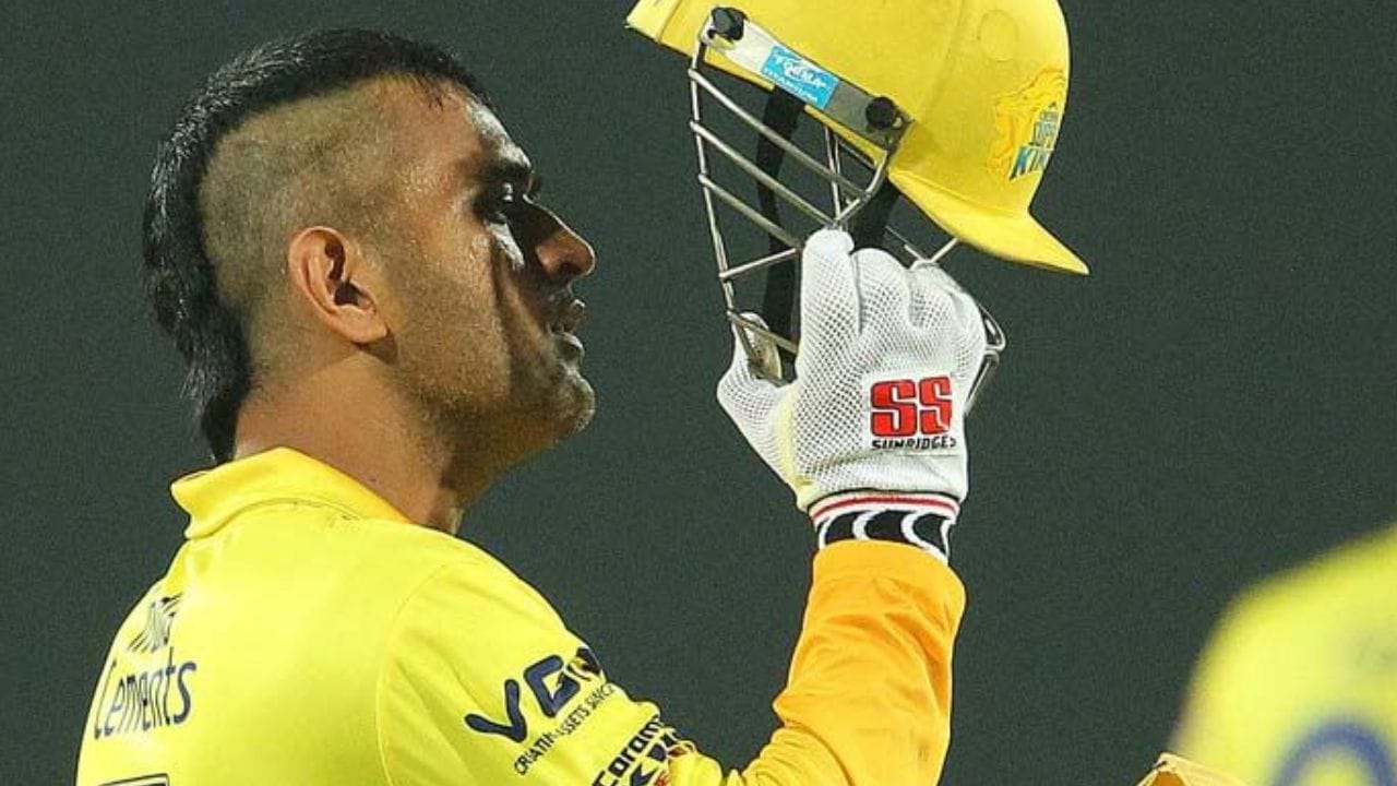 42 વર્ષીય ધોની પોતાની હેરસ્ટાઈલ માટે ખૂબ જ ફેમસ છે. એક સમયે લાંબા વાળમાં જોવા મળતા ધોનીએ ઘણી વખત પોતાનો લુક બદલ્યો છે.