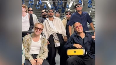 મુંબઈની લોકલ ટ્રેનમાં વિદેશી છોકરાઓએ ડાન્સથી 'હલચલ' મચાવી દીધી, જુઓ Viral video