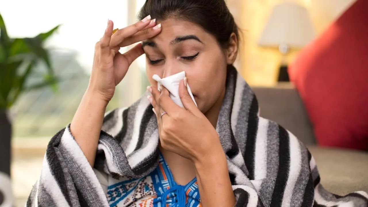 H3N2 વાયરસના મુખ્ય લક્ષણો ઉધરસ, તાવ, ઉબકા, ઉલટી, ગળામાં દુખાવો, શરીરમાં દુખાવો અને ઝાડા છે.
