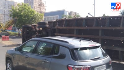 અમદાવાદના SG હાઇવે પર કર્ણાવતી કલબ સામે મોડીરાત્રે ટ્રક પલટાતા ભયંકર અકસ્માત સર્જોયો હતો. ટ્રક ફાર્મા કંપનીની મશિનરી લઈને જતો હતો આ સમયે અકસ્માત સર્જાયો હતો.