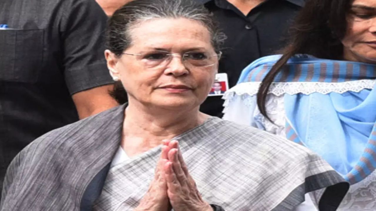 sonia gandhi  -સોનિયા ગાંધી (જન્મ 9 ડિસેમ્બર 1946) એ ભારતીય રાજકારણી અને ભારતીય રાષ્ટ્રીય કોંગ્રેસ પક્ષના ભૂતપૂર્વ પ્રમુખ છે. તેઓ ભૂતપૂર્વ વડાપ્રધાન રાજીવ ગાંધીના પત્ની છે. કોંગ્રેસ અધ્યક્ષ તરીકેનો તેમનો કાર્યકાળ પાર્ટીના ઈતિહાસમાં સૌથી લાંબો છે, જેમાં તેમણે 2004 અને 2009માં કેન્દ્રમાં સરકારો બનાવવામાં મુખ્ય ભૂમિકા ભજવી હતી. તેણે ફોર્બ્સની સૌથી શક્તિશાળી મહિલાઓની યાદીમાં ઘણી વખત સ્થાન મેળવ્યું છે. સોનિયા ગાંધી ભારતીય રાષ્ટ્રીય કોંગ્રેસના પ્રમુખ હતા. હાલમાં તે રાયબરેલી,ઉત્તર પ્રદેશથી સંસદસભ્ય છે અને તેની સાથે તે માત્ર ભારતીય રાષ્ટ્રીય કોંગ્રેસ જ નહીં, પરંતુ 15મી લોકસભામાં સંયુક્ત પ્રગતિશીલ ગઠબંધન (યુપીએ)ના પણ વડા છે. તે 14મી લોકસભામાં યુપીએના અધ્યક્ષ પણ હતા. સોનિયા ગાંધી કોંગ્રેસના 132-વર્ષના ઈતિહાસ (1998 થી 2017)માં સૌથી લાંબા સમય સુધી સેવા આપનાર પ્રમુખ છે.
