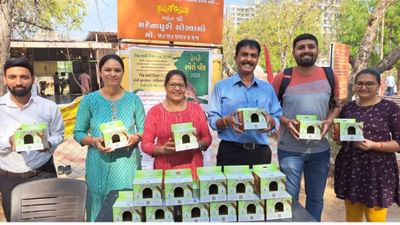 ગાંધીનગરમાં હેપ્પી યુથ ક્લબ દ્વારા વિશ્વ ચકલી દિવસ નિમિત્તે “હેપ્પી સ્પેરો વીક-2023”નું આયોજન કરવામાં આવ્યું હતુ. આ અંતર્ગત આજે ગાંધીનગરમાં વિવિધ સ્થળે હેપ્પી ચકલી ઘરનુ વિના મૂલ્યે વિતરણ કરાઇ રહ્યું છે. ક્રેડિટ - (નવનિત દરજી)