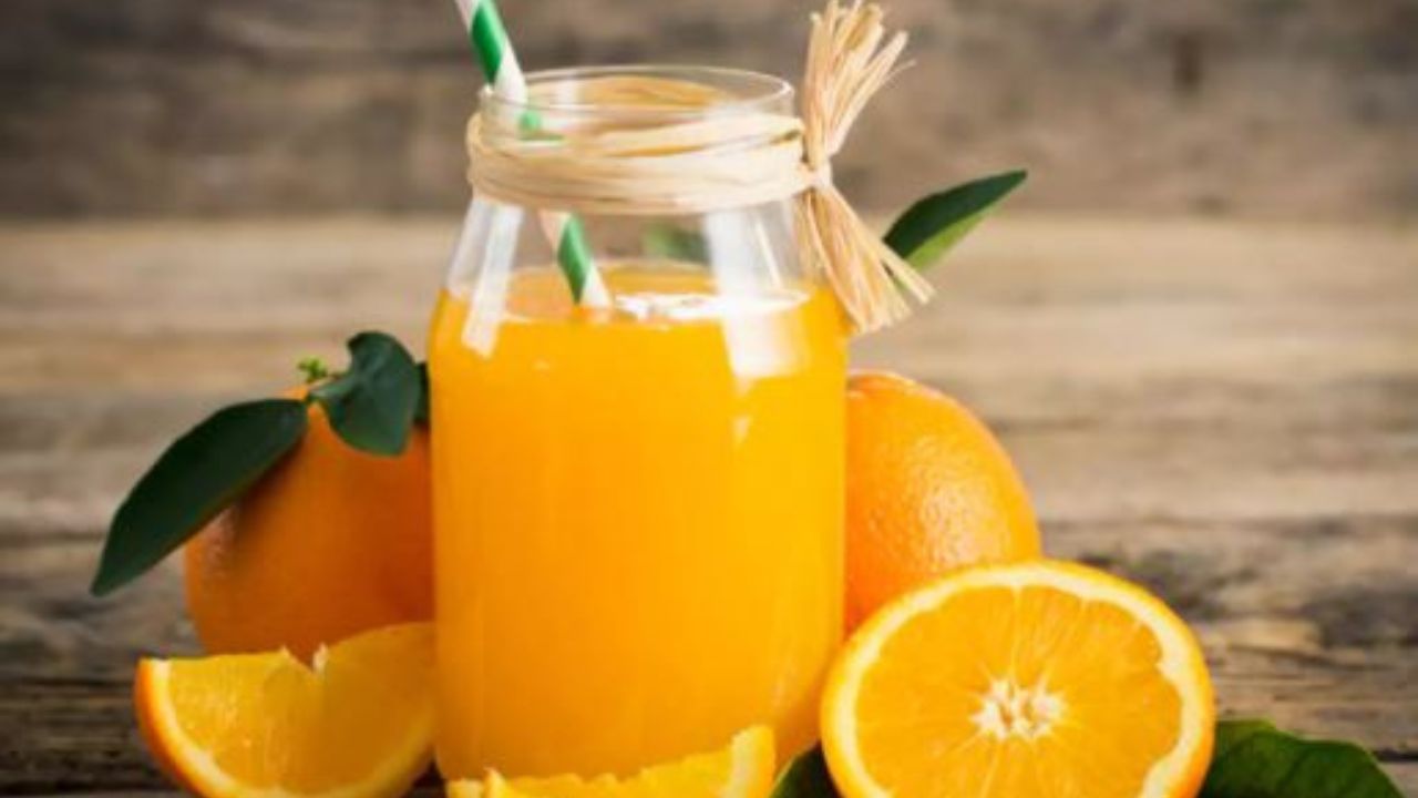 ડિહાઇડ્રેશનથી બચવા માટે નારંગીનો તાજો રસ પણ બેસ્ટ ઉપાય છે. તેને પણ તમે ડાયટમાં સામેલ કરી શકો છો.