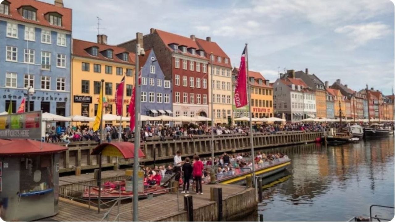 કોપનહેગન, ડેનમાર્કઃ ડેનમાર્ક વિશ્વના સૌથી ખુશ દેશોમાંનો એક છે. પરંતુ અહીં હાજર રંગબેરંગી ઈમારતો કોપનહેગનની સુંદરતામાં વધારો કરે છે.
