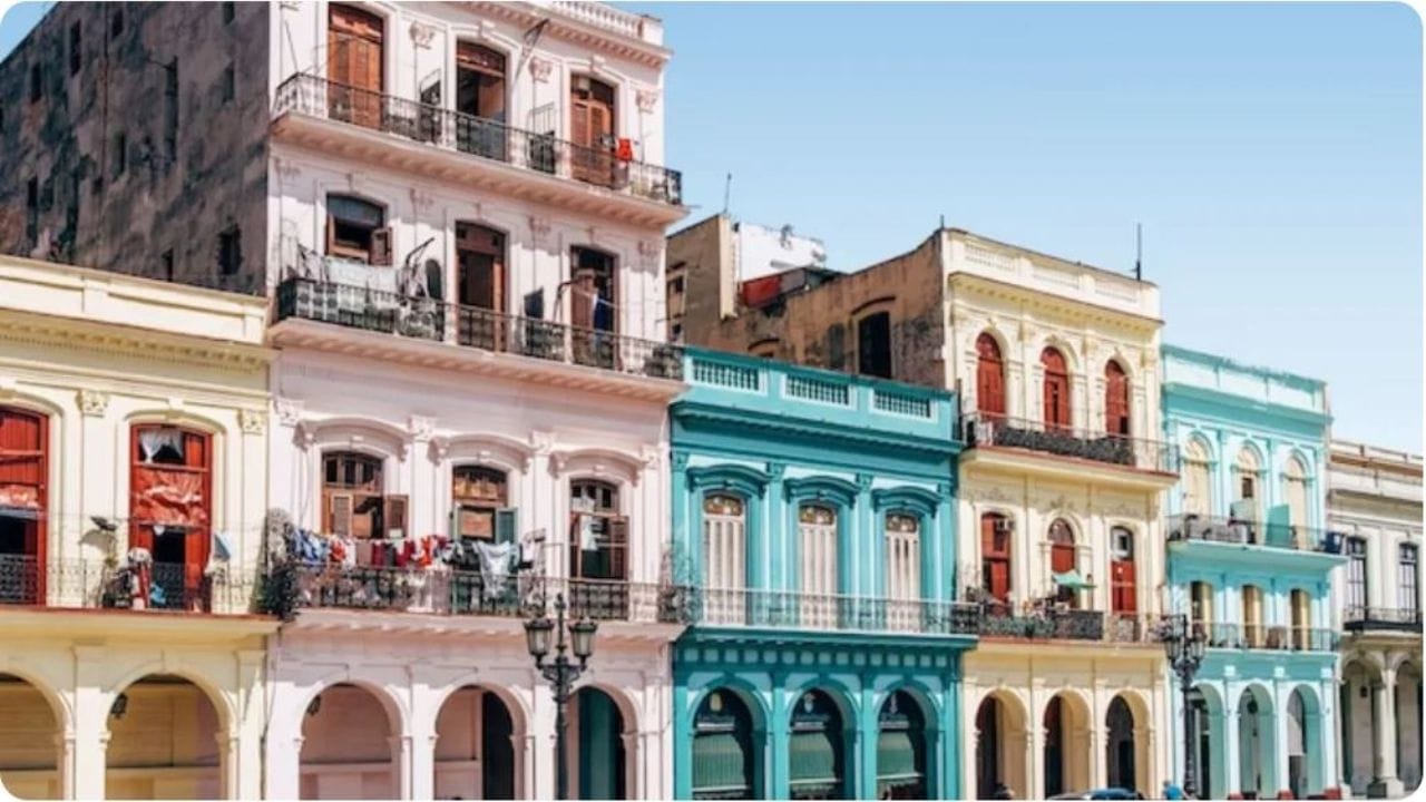 હવાના, ક્યુબા: ક્યુબાના હવાના શહેરને વર્ષ 1982માં યુનેસ્કો વર્લ્ડ હેરિટેજ સાઈટ જાહેર કરવામાં આવ્યું છે. અહીંની સાંકડી ગલીઓમાં રંગબેરંગી ઈમારતો ખૂબ જ સુંદર લાગે છે.