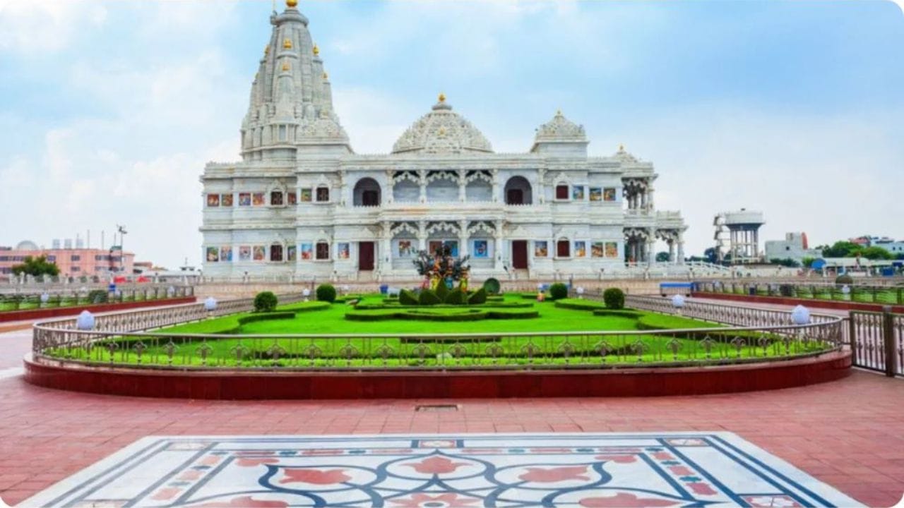 Mathure/Vrindavan Tour: IRCTCના આ ટૂર પેકેજમાં તમે શ્રી કૃષ્ણ જન્મભૂમિ એટલે કે મથુરા અને વૃંદાવનની મુલાકાત લેશો. આ પ્રવાસ પણ 31મી માર્ચથી શરૂ થયો છે. તમે આ ટૂર માત્ર રૂ.3300માં બુક કરાવી શકો છો.