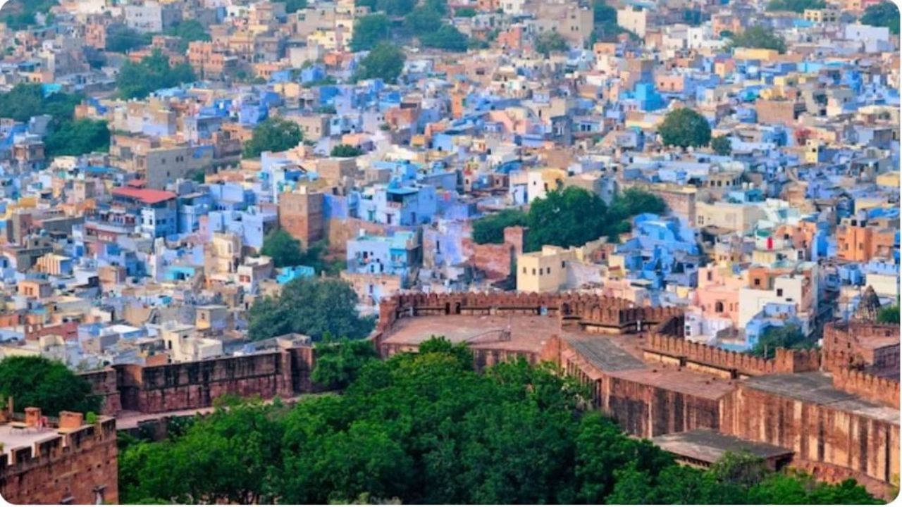 જોધપુર, ભારત: વિશ્વના રંગીન સ્થળમાં ભારતના બ્લુ સિટીનું નામ પણ સામેલ છે. રાજસ્થાનનું જોધરપુર બ્લુ સિટી તરીકે ઓળખાય છે. અહીંના સુંદર વાદળી ઘરો ખૂબ જ સુંદર દૃશ્ય આપે છે.