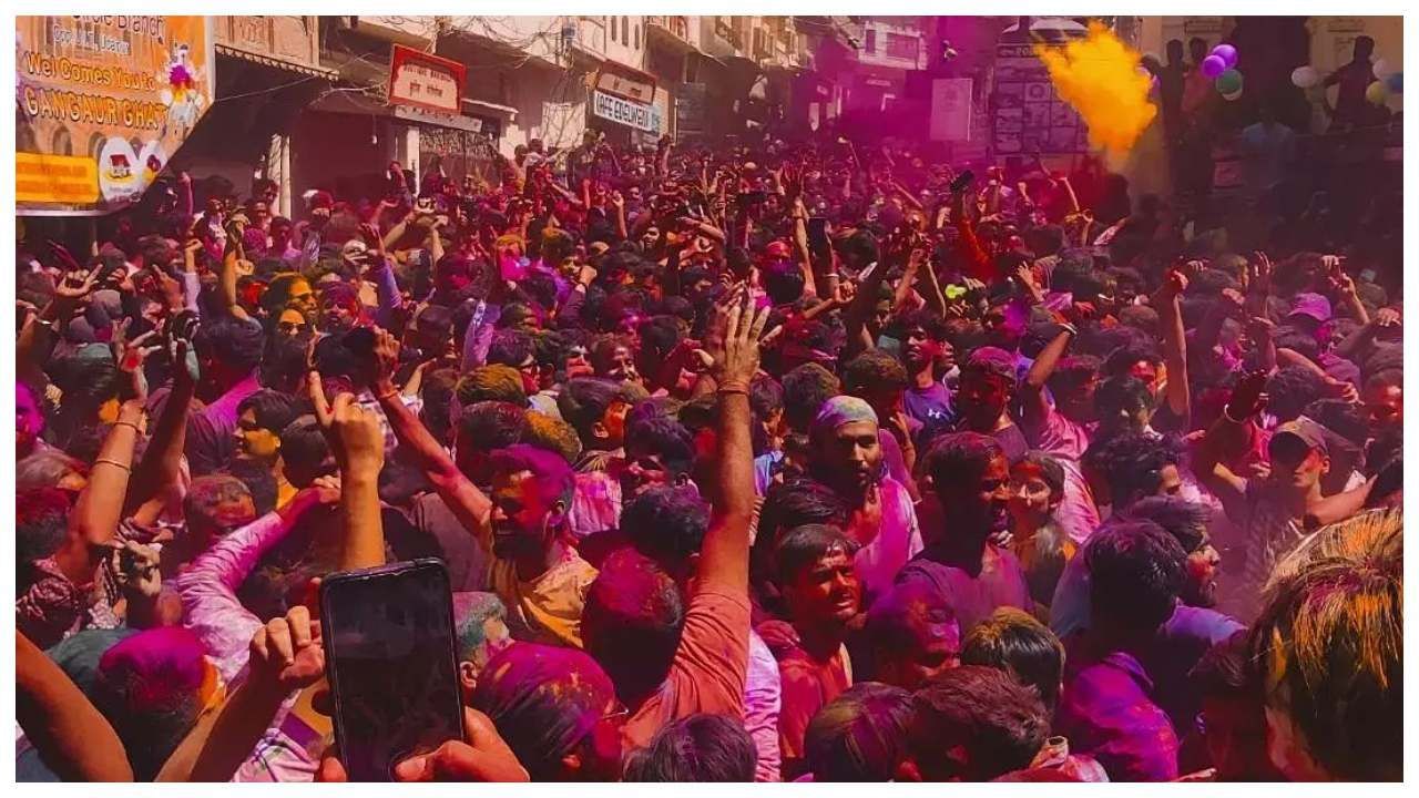 Holi 2023 : હોળી પર ફરવાનું વિચારી રહ્યા છો, તો આ શહેરોમાં પરિવાર સાથે ઉજવો  યાદગાર તહેવારો - Gujarati News | Planning to travel on Holi you can go to  Banaras Mathura