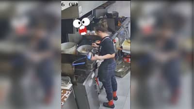 આવી ભૂલ જો જો તમે ન કરતા, રાંધતી વખતે મોબાઈલ તળાઇ ગયો, જુઓ Viral Video