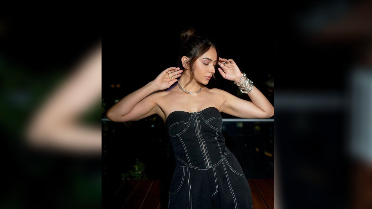 હાલમાં જ રકુલપ્રીતે તેની કેટલીક તસવીરો ઈન્સ્ટાગ્રામ પર શેર કરી છે. ફેન્સની નજર આ તસવીરો પર ટકેલી છે. તમને જણાવી દઈએ કે સોશિયલ મીડિયા પર લોકો રકુલની સુંદરતા અને હોટનેસના વખાણ કરી રહ્યા છે.